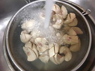 8、台灣道地月子餐～麻油腰子,再將撈起的豬腰子過沖冷水（這個步驟一定要完成，這樣豬腰子的口感才會脆口