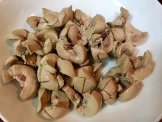 9、台灣道地月子餐～麻油腰子,沖完冷水的豬腰子備用