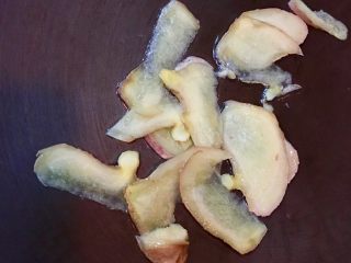 12、台灣道地月子餐～麻油腰子,薑片放入鍋內爆香