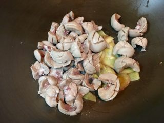 13、台灣道地月子餐～麻油腰子,步驟10的豬腰子放入鍋內和薑片翻炒