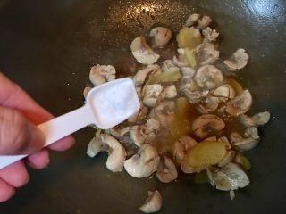 17、台灣道地月子餐～麻油腰子,最後再加入鹽巴