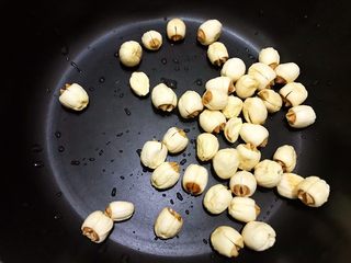 1、清火滋补之莲子双皮奶,莲子淘洗干净