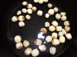 2、清火滋补之莲子双皮奶,放入锅里加清水煮20分钟左右