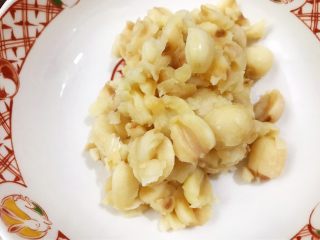5、清火滋补之莲子双皮奶,把莲子稍微压碎备用