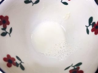 11、清火滋补之莲子双皮奶,碗底就一些牛奶