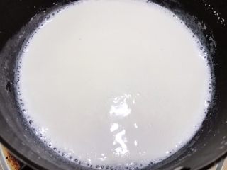 9、清火滋补之莲子双皮奶,中小火加热至边缘沸腾后倒入碗里