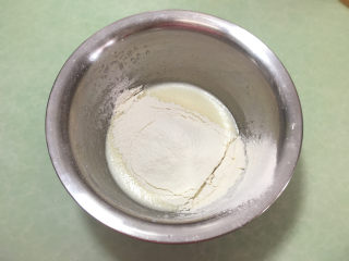 4、形彩绘芒果蛋糕卷,筛入低筋面粉。