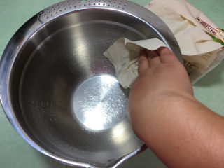 6、形彩绘芒果蛋糕卷,再取一个比较大一点的盆,洗干净后用纸巾擦干水份,保证盆子无水无油。