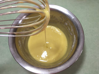 9、形彩绘芒果蛋糕卷,这是混合的蛋黄糊状态。