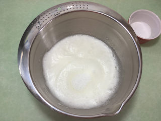 11、形彩绘芒果蛋糕卷,加入细砂糖后继续打发,打至蛋白气泡变细,第二次加入剩下的一半的细砂糖。