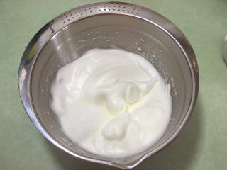 12、形彩绘芒果蛋糕卷,然后再继续打发,打到蛋白出现一点纹路后加入所有细砂糖。