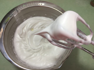 13、形彩绘芒果蛋糕卷,继续打发至蛋白细腻,有光泽,提起打蛋头出现的小尖头挺而有力。