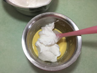 14、形彩绘芒果蛋糕卷,取三分之一蛋白加入蛋黄糊中。(这个时候可以进行烤箱预热,温度为180度。)