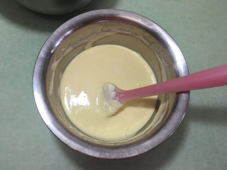 15、形彩绘芒果蛋糕卷,用翻拌的手法翻拌均匀。