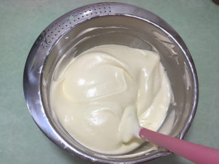 17、形彩绘芒果蛋糕卷,同样用翻拌的手法翻拌均匀。