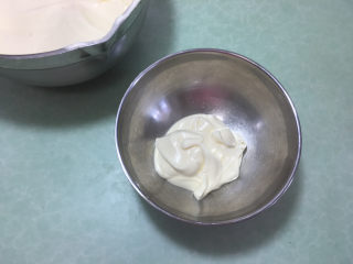 18、形彩绘芒果蛋糕卷,另取一个小碗,取30克蛋糕糊。