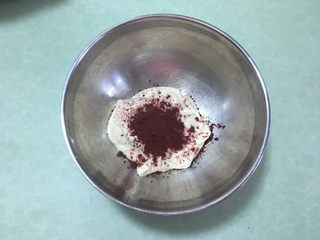 19、形彩绘芒果蛋糕卷,加入1克红曲粉。