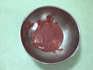 20、形彩绘芒果蛋糕卷,用硅胶刀混合均匀。