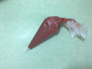 21、形彩绘芒果蛋糕卷,然后装入裱花袋中。