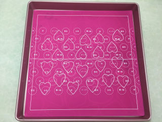 22、形彩绘芒果蛋糕卷,在学厨金盘中放入彩绘硅胶垫。