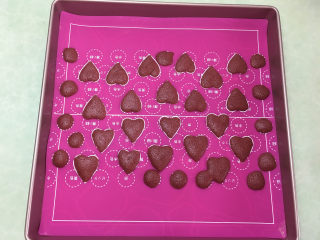 24、形彩绘芒果蛋糕卷,放入烤箱烘烤3分钟左右,蛋糕糊表面凝固就可以取出。