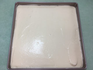 25、形彩绘芒果蛋糕卷,将所有蛋糕糊倒在上面,然后抹平。