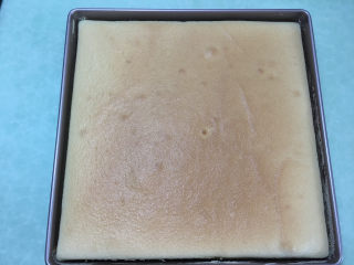 27、形彩绘芒果蛋糕卷,烘烤结束后取出,蛋糕用四周用刮刀脱模。