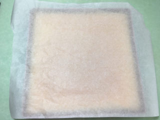 28、形彩绘芒果蛋糕卷,然后盖上一张油纸。