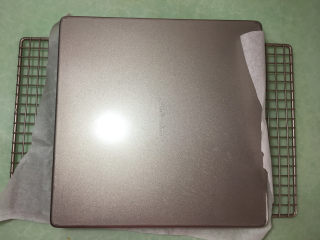 29、形彩绘芒果蛋糕卷,小心的倒扣在晾网上,注意不要被烫到。