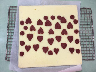 30、形彩绘芒果蛋糕卷,然后拿去模具和彩绘硅垫,表面再盖一张油纸,将蛋糕翻面晾凉。