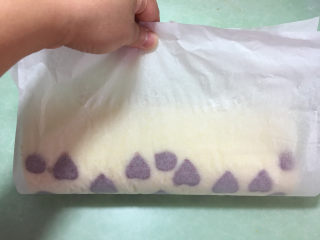 34、形彩绘芒果蛋糕卷,双手提起油纸,将蛋糕两头连接在一起,然后将蛋糕整理好放冰箱冷藏定型。。