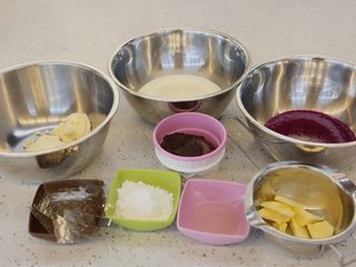 1、宝宝爱吃的免烤蛋糕——火龙果慕斯蛋糕,1.准备好材料