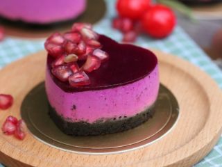 2、宝宝爱吃的免烤蛋糕——火龙果慕斯蛋糕,成品图