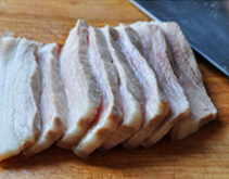 1、把子肉,肉处理好以后，切成长约10cm、厚度约0.5cm的大片