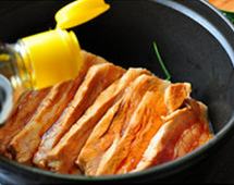 4、把子肉,加入酱油，没过肉片约1/3的高度