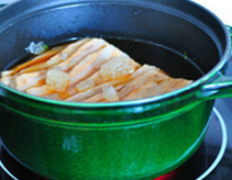 5、把子肉,加入清水，水量（包括酱油）和肉片持平，冰糖