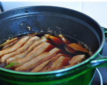 6、把子肉,大火煮开后转小火，盖锅盖，慢炖2到3小时，至肉片酥烂，即可