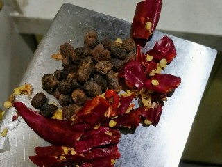 4、小炒肉,干辣椒切断。