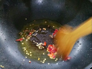 5、小炒肉,温油，下入干辣椒，花椒，豆豉，小火慢慢不煸香。