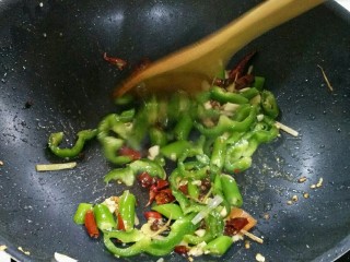 7、小炒肉,加入青椒