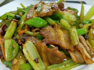 12、小炒肉,超级下饭的小炒肉就做好了。好吃又快手。