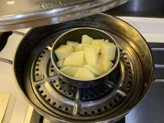 3、胡萝卜火腿肠土豆饼,大火煮开后，放入土豆蒸至软