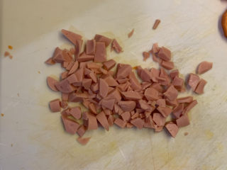 7、胡萝卜火腿肠土豆饼,把火腿肠切粒