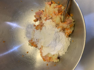 12、胡萝卜火腿肠土豆饼,放入一勺面粉