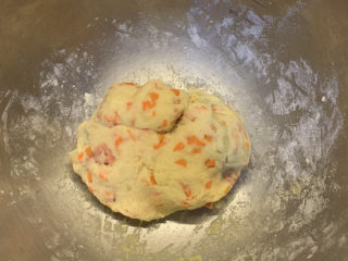 13、胡萝卜火腿肠土豆饼,混合成面团