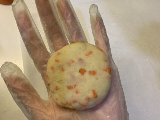 14、胡萝卜火腿肠土豆饼,把每块土豆团捏成土豆饼