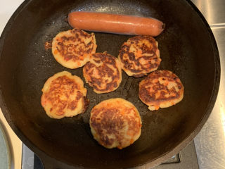 18、胡萝卜火腿肠土豆饼,最后煎熟即可出锅，喜欢的可以配上煎荷包蛋和煎香肠一起吃