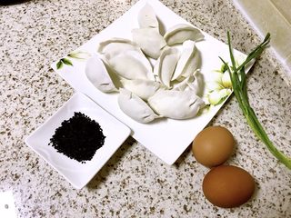 1、煎饺卧蛋,准备好用料