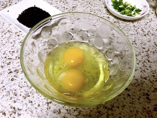2、煎饺卧蛋,鸡蛋2个打入碗中