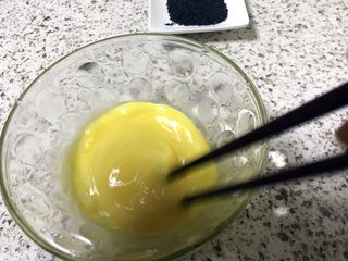 3、煎饺卧蛋,搅打均匀